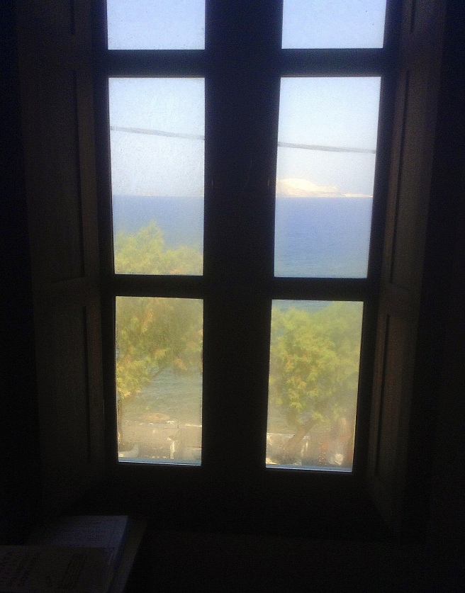 Η θέα από τα παράθυρα του νέου δημοτικού κτηρίου το οποίο στεγάζει τη Δημοτική Βιβλιοθήκη είναι υπέροχη. Η νήσος Γυαλί, στο βάθος η Κως. Ο υπόλοιπος κόσμος τόσο κοντά και τόσο μακριά από τη μικρή Νίσυρο.